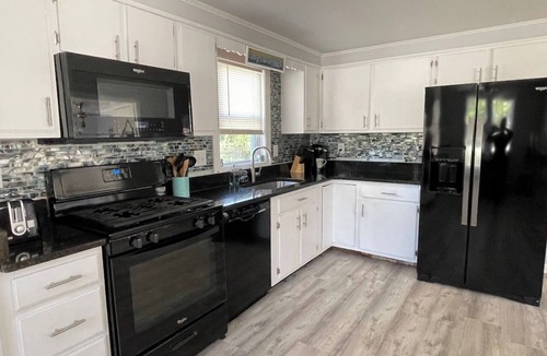 Newport East House | Newport East Private House Walk to Beaches 6beds