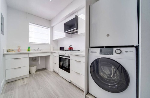 South Beach Condo | Ocean Drive Prime Apt w/2 QueenBeds & Washer/Dryer