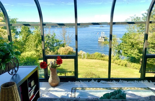 North Saanich House | Oceanfront Retreat: Near Airport & Ferry. Perfect for Families