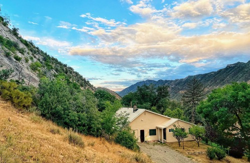 New Castle House | ❤️ of Dwntn 3BD/2BA cozy cabin-style W/fireplace Ski/hike/climb/Hot Springs