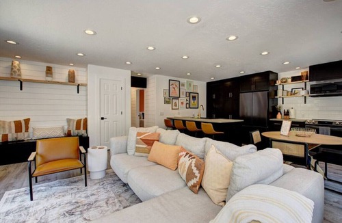 Southeast Boise House | Off-Broadway Boho Modern 3BR King Suite Huge Yard + Treehouse Near River & Downtown