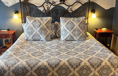 Colorado Springs Bed & Breakfast | Old Town Guesthouse B&B caters to adults for leisure travel, provides a unique Colorado romantic getaway for couples, welcomes wedding parties, families and reunions, and accommodates flexible schedules for business travelers.