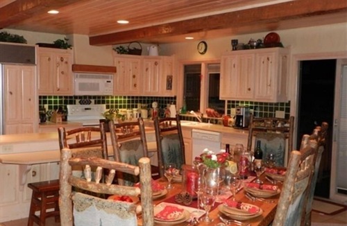 Red River House | ON THE RIVER w/HOT TUB-Picture Perfect Luxury Red River Ski Chalet