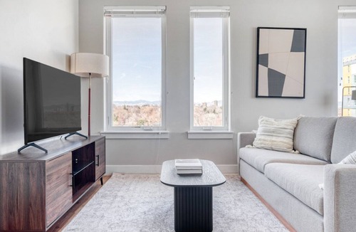 Hale Apartment | Open Congress Park 2BR w/ Gym & Pool, near shops & dining, by Blueground