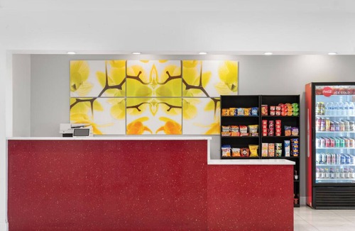 Florida Center Hotel | Outdoor Pool & Breakfast | The Perfect Home Base for Universal Orlando Adventure