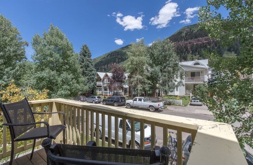 Telluride House | PACIFIC ST TOWNHOUSE II- Perfect Downtown Location, Views & Walk-to-Ski