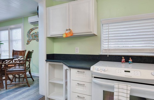 Bayport House | Peaceful 2-bedroom Bungalow in Weeki Wachee. Steps to sunset, sunrise, & fishing