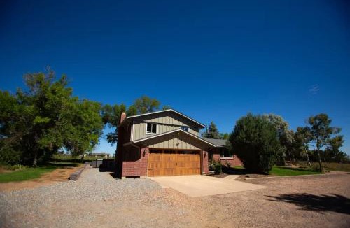 Broomfield House | Peaceful Farmhouse Retreat - Hot Tub - Sleeps 15