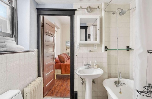 Capitol Hill Condo | Perfect for Business or Pleasure! Walk to Everything, 2 Bikes Avail, Walk Score 94 Summer Special!!!