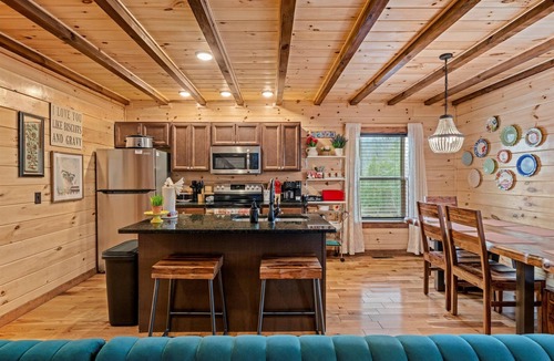 White Oak Lodge Cabin | Perfect for Girls Trips! 4 Suites & Amazing Pool!