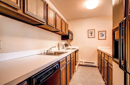 Peak 9 Condo | Perfect for Groups! Sleeps 10. Breathtaking Views, Walk to Slopes