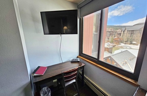 Copper Mountain Village Condo | Pet Friendly large 1 bedroom. 444/446 Full Size Kitchen Center Village Copper Mountain Parking,