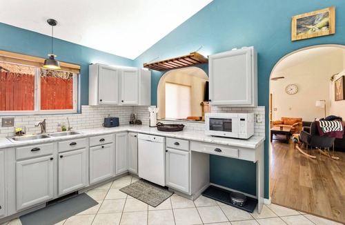 Glenwood Springs House | Pet-Friendly Rifle Retreat — Cozy & Modern