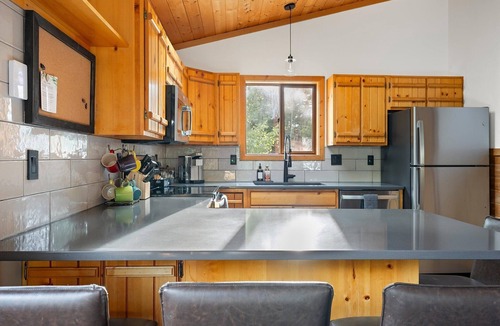 Spring Valley Cabin | Pikes Peak Family Cabin: Hot Tub, Arcade, BBQ & EV Charging. Sleeps 6.