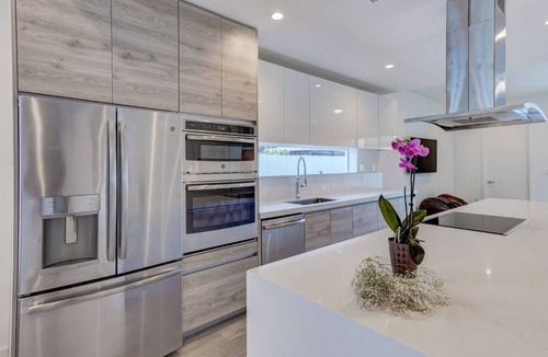 Coral Way House | Poolside Sanctuary 4B 4B heated pool ,Jacuzzi 1Gb internet.