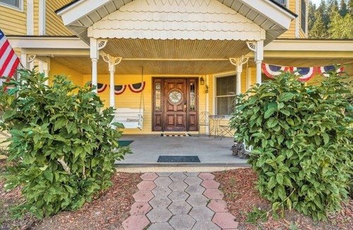 South Fork House | Posh mansion with antique decor, WiFi, & gas fireplace - near river and skiing