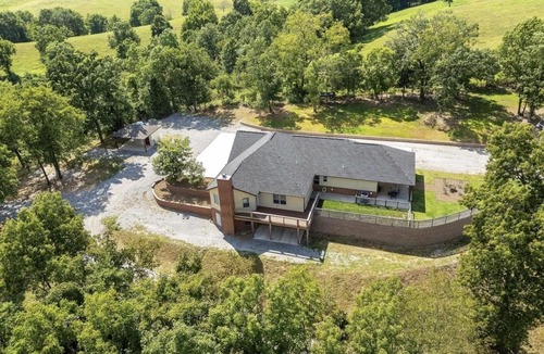 Powell Cabin | Private 82-Acre Lodge w/Pickleball court & Sleeps 18 Near Bentonville