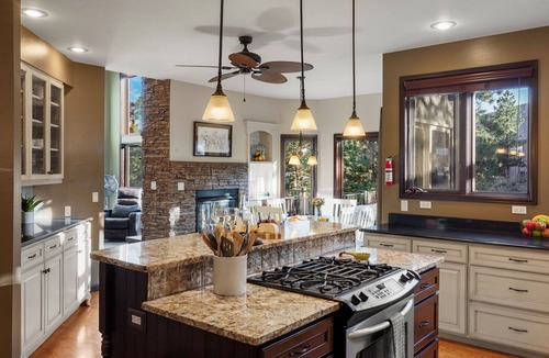 Mountain Shadows House | Private Family Retreat! Hot Tub, Game Room & Kids Room 7 Bedrooms, Dogs OK!
