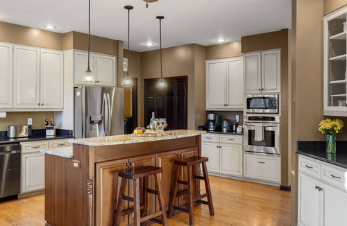 Mountain Shadows House | Private Family Retreat! Hot Tub, Game Room & Kids Room 7 Bedrooms, Dogs OK!