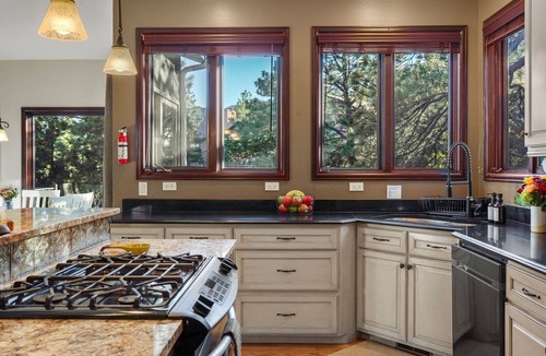 Mountain Shadows House | Private Family Retreat! Hot Tub, Game Room & Kids Room 7 Bedrooms, Dogs OK!