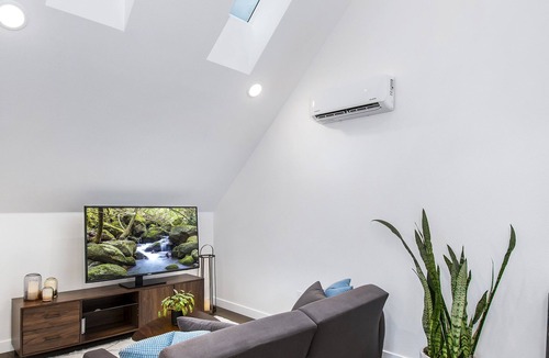 Cole Apartment | Private guest house, king bed, work-from-home friendly, fully equipped kitchen