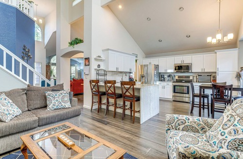 Prides Crossing Cottage | Private Hot Tub w/Projector: Modern Aurora Home