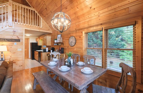 Black Bear Falls Cabin | ★Private luxury cabin, Winter Discounts, 3 King suites, STUNNING VIEWS★ Hot Tub★