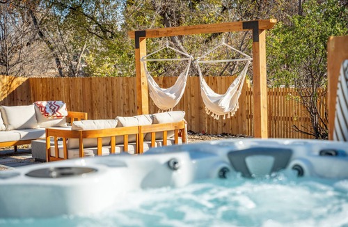 Northwest Arvada House | Private Spa Retreat for 17 Sauna, Hot Tub, Theater