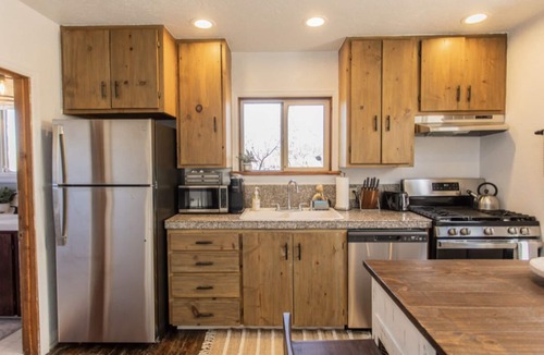 Larkspur Cabin | PROMO 5% WEEKLY AND 10% MONTHLY DISCOUNT! Mountain Cabin, conveniently located.