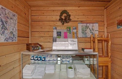 South Fork Cabin | Quaint dog-friendly log cabin with WiFi - prime hiking & skiing location