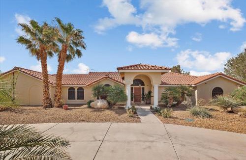 Enterprise Villa | Ranch villa 1 level on half acre 8-min from Strip