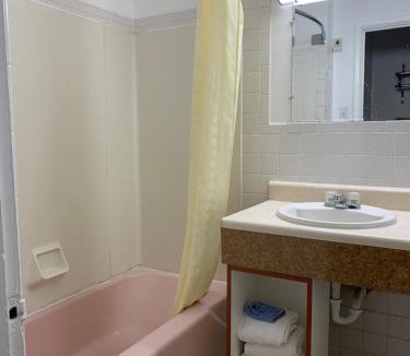 Raton Hotel | Ratons Peak Inn