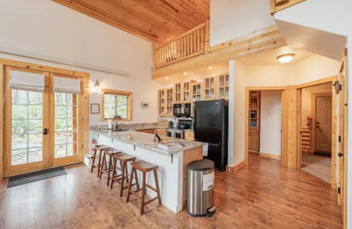 Crystal Lake Cabin | Red Feather Woodland Retreat, Family and Pet Friendly, 4 beds