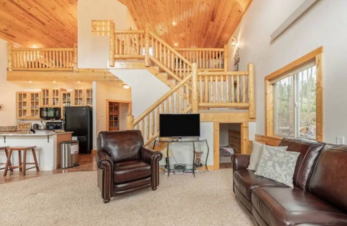 Crystal Lake Cabin | Red Feather Woodland Retreat, Family and Pet Friendly, 4 beds