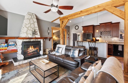 West Colorado Springs House | Red Rocks, Relaxation & Family: Walk to Garden of the Gods - Hot Tub/Dogs OK