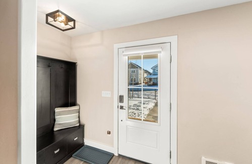 Gunnison House | Relax in Spacious Comfort; Walk to Main St. and trails. 30 min to Crested Butte