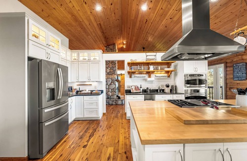 Bailey House | Relax in the Private, Luxury, HotTub, Sauna, PoolTable, HugeBalcony, PetFriendly