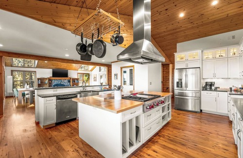 Bailey House | Relax in the Private, Luxury, HotTub, Sauna, PoolTable, HugeBalcony, PetFriendly