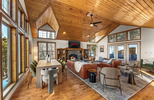 Bailey House | Relax in the Private, Luxury, HotTub, Sauna, PoolTable, HugeBalcony, PetFriendly