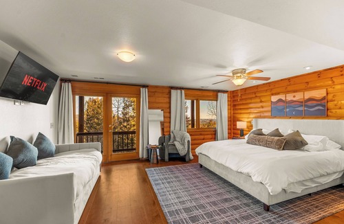 Bailey House | Relax in the Private, Luxury, HotTub, Sauna, PoolTable, HugeBalcony, PetFriendly