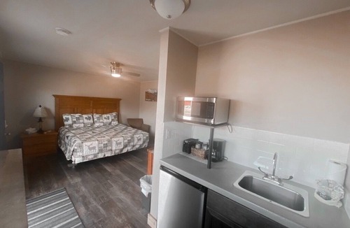 Oak Creek Hotel | Relaxing Getaway in our King Kitchenette at Lodges of Oak Creek!