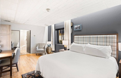 Glenwood Springs Hotel | Relaxing Retreat – Walk to Hot Springs & More! Pets Allowed, Onsite Parking