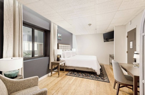 Glenwood Springs Hotel | Relaxing Retreat – Walk to Hot Springs & More! Pets Allowed, Onsite Parking