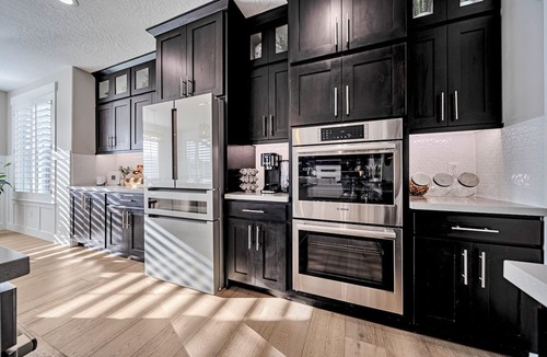 West Jordan House | Remodeled luxury home, sleeps 18, 2 Full Kitchens, 30 Min to Skiing and more!
