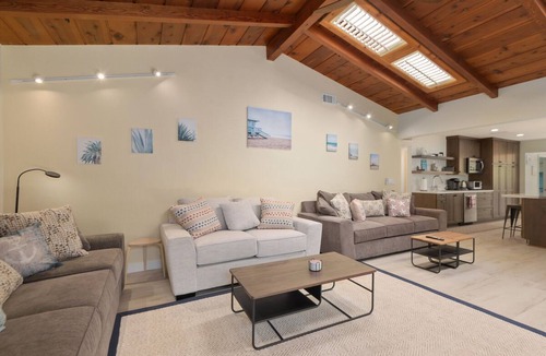 Encinitas House | Remodeled Modern Home w/Hot Tub. 10 mins. To Beach