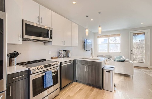 West Colfax House | Remote Work Friendly-Fast Wifi|3 min to Light Rail