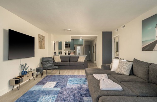 LoDo Condo | Reunions/groups-2 kitchens/2 Living Rooms 18 Shower Heads/Steam room-21st Floor!