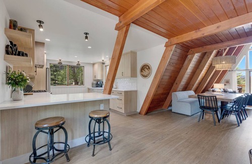 Howard House | River Frontage Pet Friendly Renovated Luxury