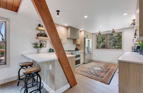 Howard House | River Frontage Pet Friendly Renovated Luxury