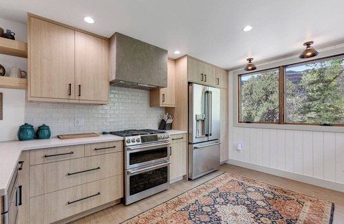 Howard House | River Frontage Pet Friendly Renovated Luxury
